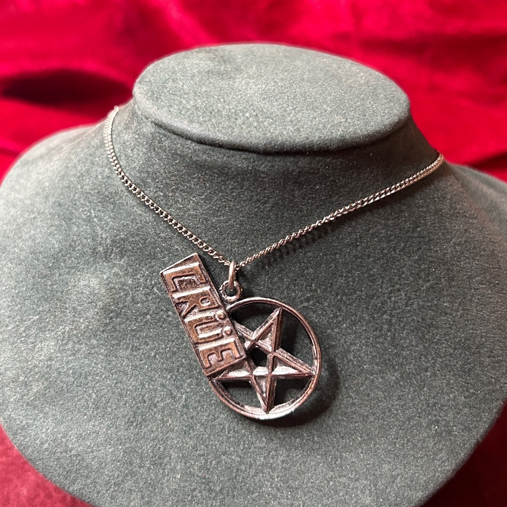 DEADSTOCK 1980’s VINTAGE MOTLEY CRÜE NECKLACE POKER ALCHEMY METAL MERCHANDISE